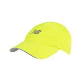 Gorro deportivo New Balance color amarillo flúor con logo reflectivo y visera gris.