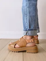 Sandalias de cuero color camel con tiras cruzadas y plataforma con suela track.
