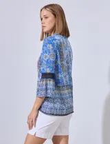 Blusa estampada de manga 3/4 con aplique de puntilla en las mangas.
