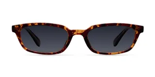 Lentes de sol con montura rectangular alargada de carey y lentes polarizadas oscuras.