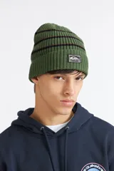 Gorro de invierno Quiksilver de punto acanalado, color verde militar con rayas horizontales oscuras y parche con el logo de la marca en el frente.