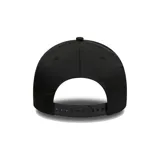 Gorra negra con logo de los New York Yankees bordado en blanco en el frente y parches bordados de las World Series en el lateral.