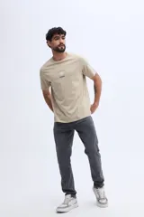 Remera de algodón color beige, de manga corta y corte regular, con estampa en la espalda inspirada en el océano.