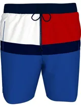 Short de baño Tommy Hilfiger con diseño color block en blanco, rojo y azul. Cintura elástica con cordón ajustable y logo de la marca bordado en la pierna. Fabricado en nylon reciclado de secado rápido.