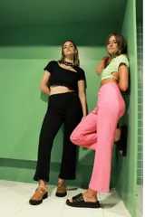 Pantalón recto de algodón con elástico en la cintura.