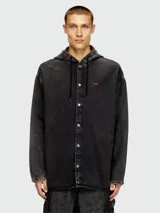 Camisa negra de denim con capucha, cierre frontal con botones, cordones ajustables en la capucha, logo rojo bordado en el pecho y corte holgado.