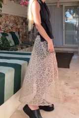 Top verde claro con escote halter, espalda descubierta y ajuste con lazo.