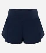 Bermuda deportiva tipo runner de microfibra color azul marino, con cintura elástica, bolsillo con cierre y diseño holgado con bajo redondeado.