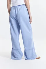 Pantalón de felpa negro con cintura elastizada ajustable, bolsillos laterales y corte acampanado.