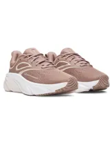 Championes de running Under Armour modelo W Rogue 6, color rosado con entresuela blanca. Cuentan con parte superior de malla transpirable, superposiciones de soporte y amortiguación Charged+.