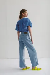 Blusa azul con escote en pico y mangas cortas abullonadas.