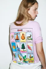 Camiseta de cuello redondo y manga corta con corte holgado. Presenta un pequeño estampado gráfico en el pecho con el logo de Don Clemente.