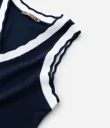 Top de punto acanalado color azul marino, corte ajustado, sin mangas y con cuello en V ribeteado en blanco.