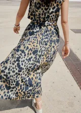 Falda midi evasé de tiro medio, confeccionada en algodón con estampado animal print de leopardo. Cuenta con cierre de cremallera lateral.