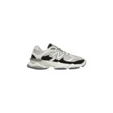 Championes urbanos New Balance modelo 9060, color gris con detalles en negro y blanco, diseño chunky con entresuela esculpida y logo "N" lateral.