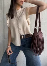 Blusa beige con cuello mao, mangas cortas con volados y cierre frontal con botones.