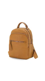 Mochila urbana color beige de símil cuero, con dos bolsillos frontales, bolsillo principal de gran capacidad con dos bolsillos internos con cierre y uno abierto, bolsillos laterales abiertos, asa de mano y correas regulables en galón.