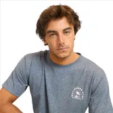 Remera de manga corta color azul jaspeado con estampado del logo de la marca en el pecho. Corte regular fit y cuello ribeteado. Confeccionada en 50% algodón y 50% poliéster.