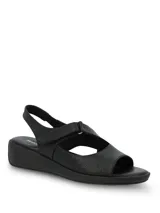 Sandalias de cuero negro con diseño de tiras anchas, ajuste mediante velcro y suela de plataforma baja.