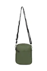 Morral de estilo urbano color verde militar, con compartimento principal con cierre, bolsillo frontal de malla con cordón elástico ajustable y correa de hombro regulable.