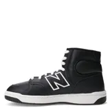 Championes de caña media New Balance modelo 480, color negro con detalles en blanco. Presentan el logo 'N' característico en los laterales, cierre con cordones blancos y suela de goma plana.