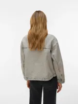 Campera de denim estilo shacket en color azul claro, con cuello clásico, cierre frontal con botones metálicos y amplios bolsillos frontales aplicados.