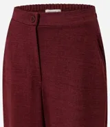 Pantalón de corte recto color bordó, confeccionado en tejido Orly con fondo melange. Presenta cintura con elástico en la parte posterior y cierre tradicional frontal.