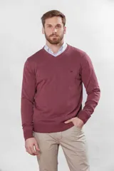 Sweater de hilo color borgoña, con cuello en V y logo bordado en el pecho.