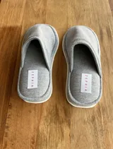 Pantuflas de dama altas, cerradas, de algodón color gris.