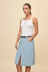 Falda midi de jean color negro, de corte recto con abertura central en la parte delantera, bolsillos y cierre con botón metálico.