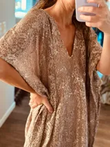 Vestido suelto de encaje color dorado con lentejuelas, escote en V y mangas cortas.