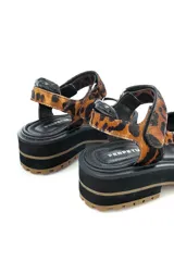 Sandalia con estampado animal print, capellada, forro y plantilla 100% cuero. Ajuste con velcro y taco de 4,5 cm.