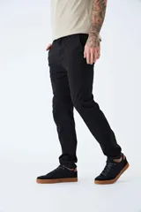 Pantalón chino negro de gabardina con corte slim y logo bordado.