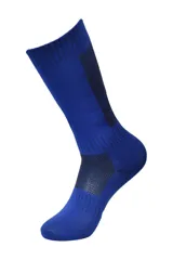 Media deportiva de fútbol color azul con paneles de ventilación en tejido de red negro en el empeine y la parte posterior de la pantorrilla.