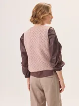 Chaleco de punto con textura jaspeada, cuello redondo y corte recto, diseñado para superponer sobre otras prendas.