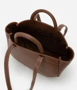 Bolso shopper grande color marrón, con costuras contrastantes, asa de mano y asa larga. Incluye bolsillo interno desmontable.