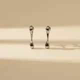 Caravanas colgantes de plata 925 con diseño de doble gota, una superior más pequeña y una inferior más grande, unidas por un eje central.