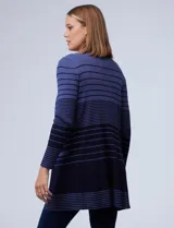 Cardigan largo de tejido acanalado con diseño de rayas horizontales en degradado de tonos azules. Presenta frente abierto, mangas largas y bolsillos laterales.