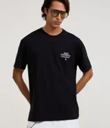 Remera negra de corte relajado con cuello redondo y manga corta. Presenta un pequeño estampado blanco en el pecho izquierdo con el texto "DEEP THOUGHTS" y un símbolo debajo.