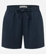 Bermuda de hombre de corte clásico, color negro, con cintura elástica con cordón de ajuste y bolsillos laterales.