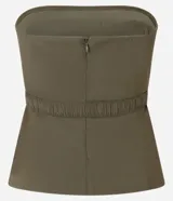 Blusa sin breteles color verde militar, confeccionada en crepé, con cierre de cremallera en la espalda y cinturón elástico con hebilla negra.