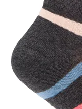 Medias cortas de algodón color gris oscuro con diseño de rayas horizontales multicolores.