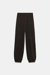 Pantalón bombacho de tiro medio, color marrón melange, con cintura elástica y puños fruncidos en los tobillos.