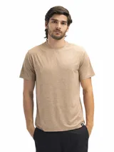 Remera de cuello redondo y manga corta, confeccionada en tejido técnico dry fit con acabado vintage wash. Presenta un diseño minimalista y versátil, ideal para actividades deportivas o uso diario.