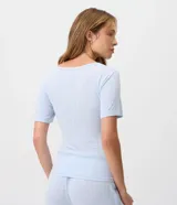 Blusa de pijama color bordó confeccionada en tejido rib acanalado, con escote en V y detalle de botones frontales. Cuenta con mangas cortas y calce regular.