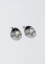 Par de aros de acero quirúrgico plateado con forma ovalada y una perla blanca en el centro.