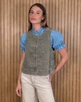 Chaleco de denim verde militar con efecto acid wash, cuello redondo y pespuntes en contraste.