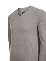 Sweater de hombre con escote en V, confeccionado en una mezcla de lana y cashmere. Presenta un diseño clásico de manga larga con puños y ruedo acanalados.