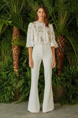 Pantalón de vestir blanco de tiro alto y corte acampanado.