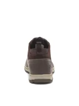 Bota de caña baja Caterpillar, confeccionada en cuero de grano completo color marrón con detalles en gamuza. Presenta cierre mediante cordones, suela de goma con tracción y entresuela con tecnología Ease para mayor amortiguación.